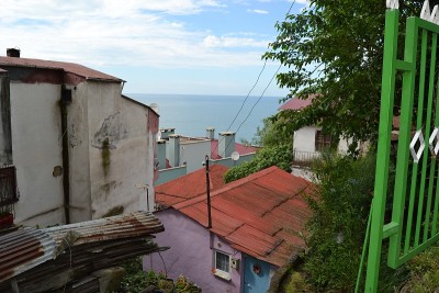 从山上的房子可以看到美丽的海景。