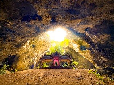 泰国帕拉雅·那空洞，Khua Kharuehat亭庙，位于泰国巴育普·基里汗Khao Sam Roi