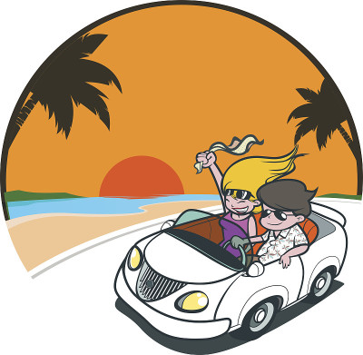 一对夫妇在夕阳下开车