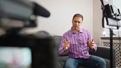 帅哥在家录视频博客。