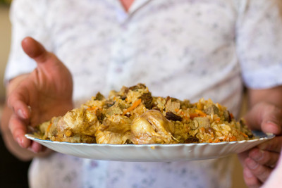 传统的肉饭配羊排、洋葱和胡萝卜