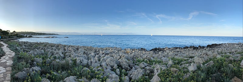 昂蒂布海角的悬崖全景