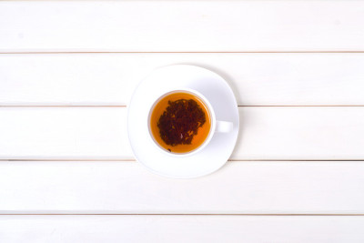 一杯茶托上的茶