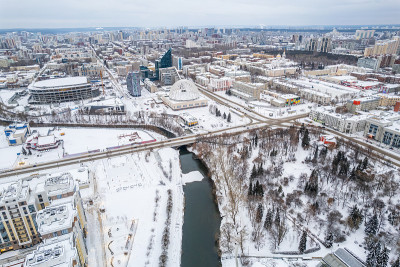 叶卡捷琳堡冬季阴天的空中全景图。叶卡捷琳堡是俄罗斯第四大城市，位于欧亚大陆，与欧洲和亚洲接壤。