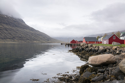 Eskifjörður或Eskifjördur，是冰岛东部的一个小镇和港口
