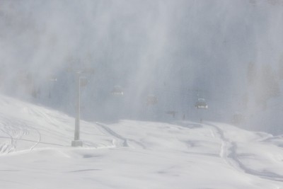在美丽的日子里用雪枪制造人工雪