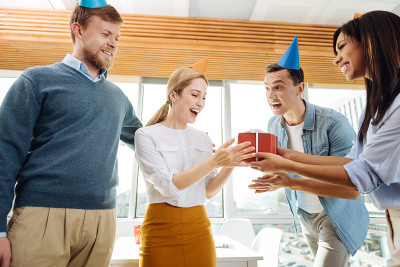 少年集体庆祝生日聚会