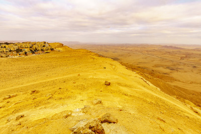 Makhtesh(火山口)Ramon和Mitzpe Ramon镇的日落视图