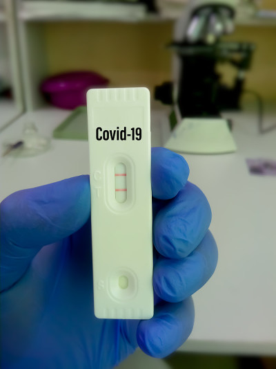 近距离观察技术人员或技术人员手套手拿设备的冠状病毒抗体(IgM)快速筛查试验。新型冠状病毒肺炎