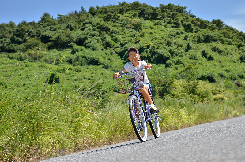 日本女孩骑自行车