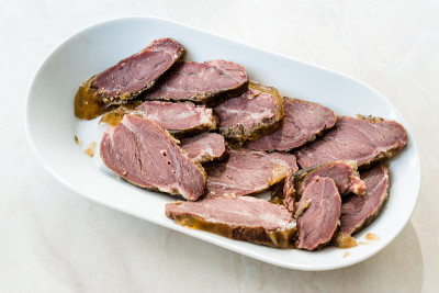 熏肉小牛肉薄片在木板上。可以吃了。