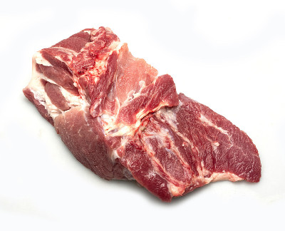 生猪肉排骨或猪颈，特写，孤立在白色背景。