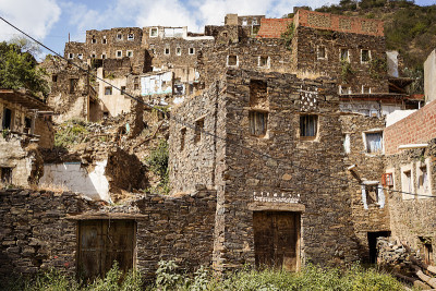 Rijal Almaa遗产村半倒塌的历史房屋全景