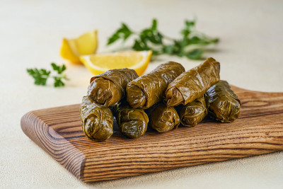 酿葡萄叶卷dolma。传统的中亚、高加索、土耳其和阿拉伯美食。特写镜头