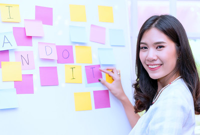 女性头脑风暴的想法，我可以做到。活动挂图
