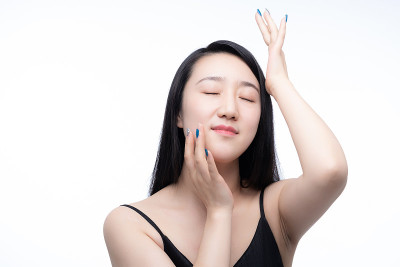 一位年轻的亚洲美女