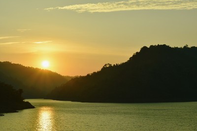 日出后山上河
