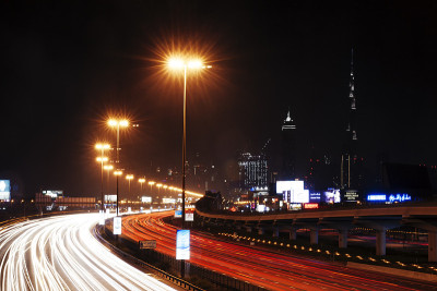 迪拜夜晚的道路