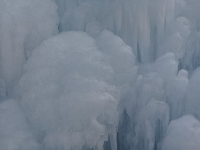 在一年一度的华川桑cheoneo冰雪节上，冰雕在结冰的华川河上