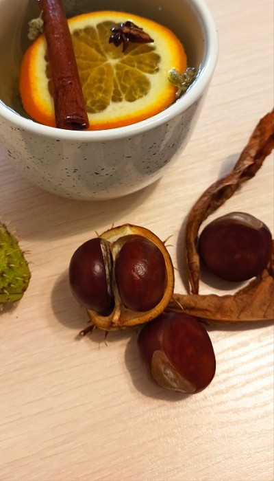 桌上放着肉桂和橘子的茶，还有栗子，在寒冷的日子里温馨的茶会的概念