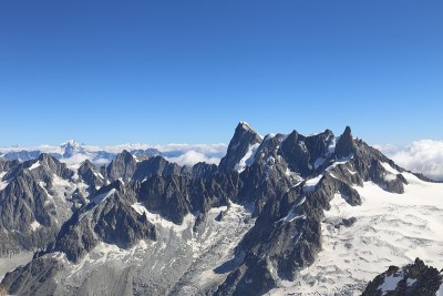 勃朗峰雪山的景色。
