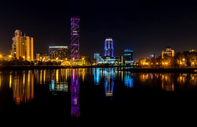 夜晚城市的灯光映照在河上。叶卡特琳堡,俄罗斯