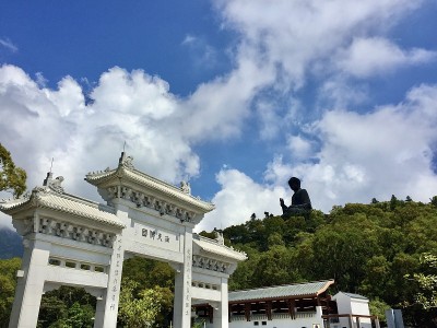 天坛大佛是一尊大型释迦牟尼铜像，于1993年落成，位于香港大屿山昂坪。