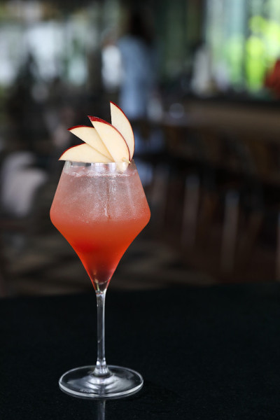 吧台上的粉色鸡尾酒杯加冰