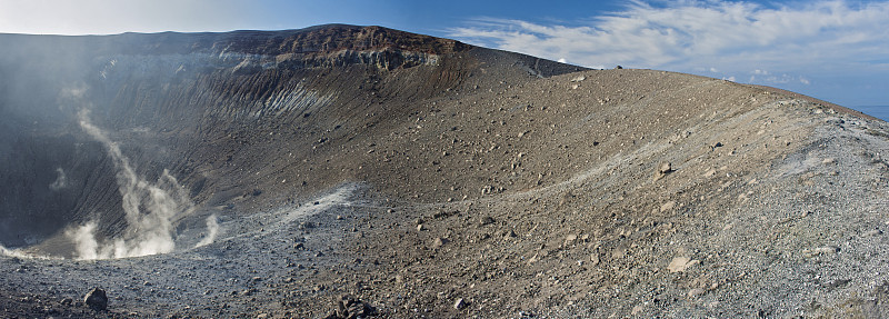 火山火山口冒着烟