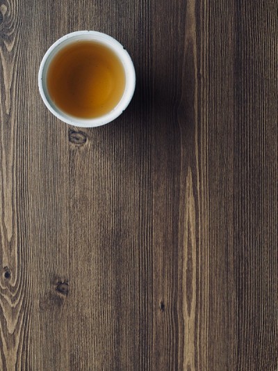 用木板和瓷杯泡茶，红茶