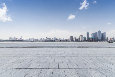 全景天际线和现代商业办公建筑与空的道路，空的混凝土广场地板