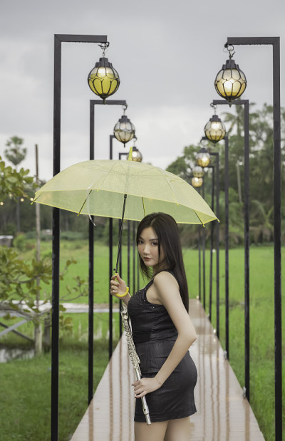 美女手持长笛，模特肖像摆姿势