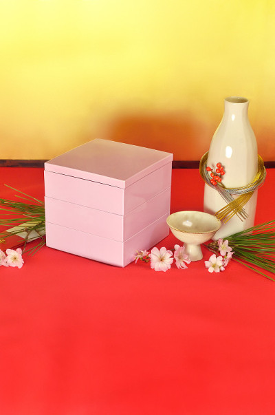 用Ju-Bako &清酒杯庆祝新年