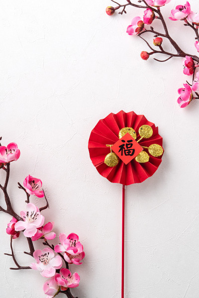 中国农历新年背景设计概念与粉红色的梅花和节日装饰。