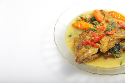 芒果是一种以鱼为主要食材的印尼食物，用一些香料、辣椒和牛奶椰子烹饪