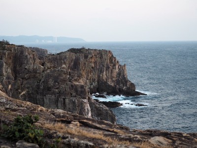 沿着海岸的悬崖峭壁