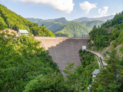 瓦格里索托景观与大坝湖瓦格里湖，加尔法纳，意大利。为提供水力发电而建的大坝淹没了一个叫Fabbric