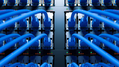 Internet网络交换机与插入的Internet以太网电缆