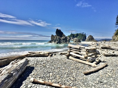 白色的红宝石海滩和海上的烟囱