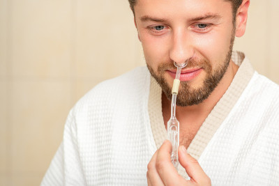 年轻的白人男子在医院接受鼻吸入马霍达精油。