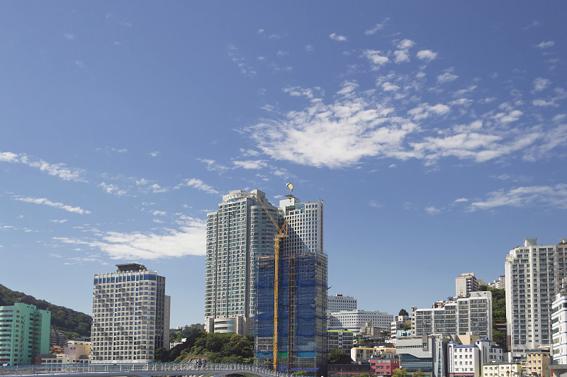 在阳光明媚的一天，在松岛海滩附近的釜山城市景观