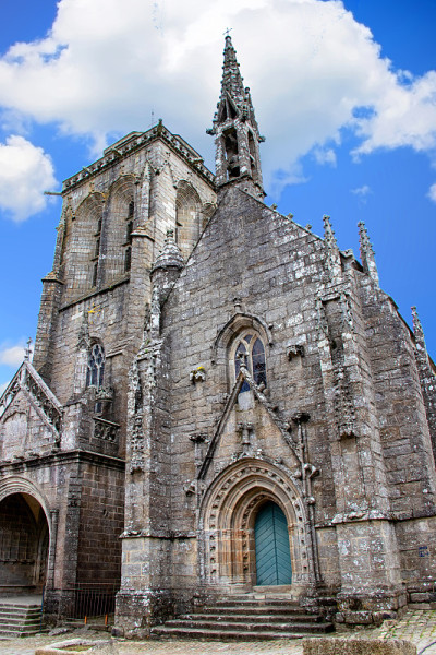 Locronan。圣罗南教堂正面，Finistère，布列塔尼