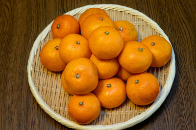 从上面可以直接看到滤锅上的许多橘子