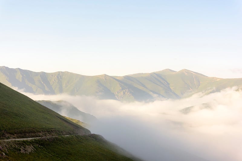 山间云溪