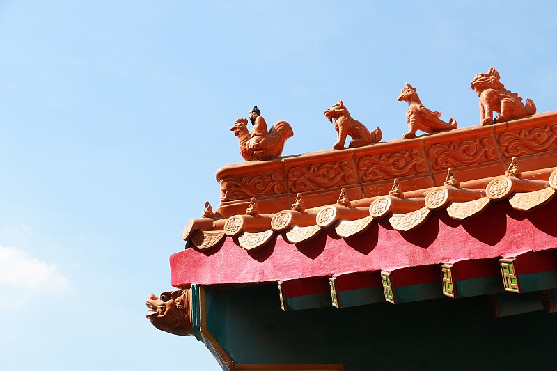 泰国的中国传统寺庙里装饰着神话中的野兽