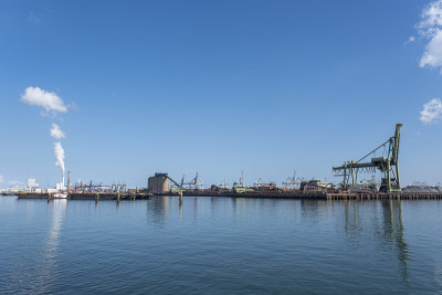 鹿特丹港Maasvlakte上装有大型工业起重机的煤炭码头，用于处理煤炭运输
