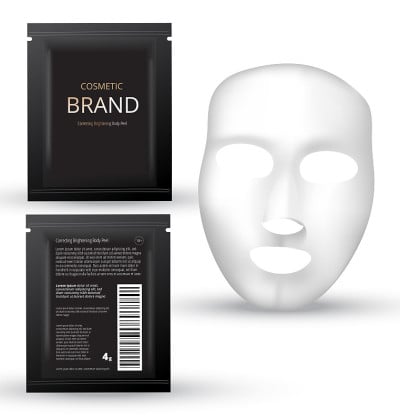 面膜化妆品包装。白色背景的口罩包装设计。化妆品袋。