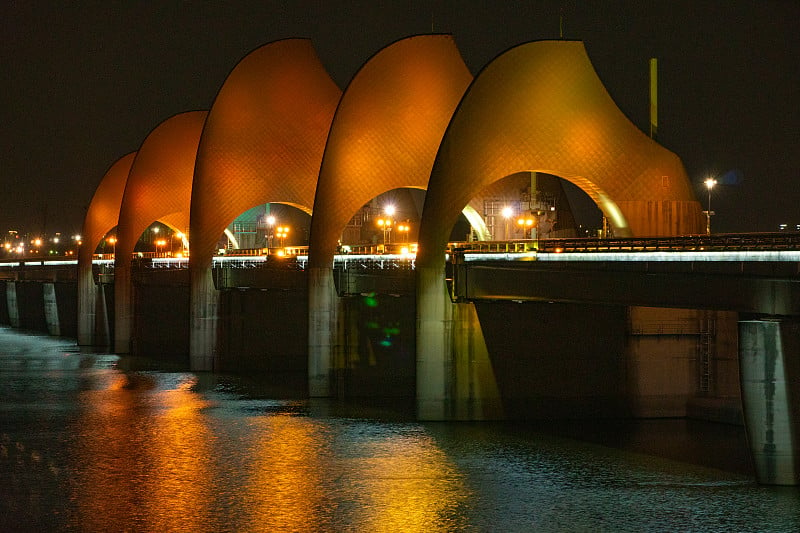 韩国那州的桥式大坝，橙色的夜光