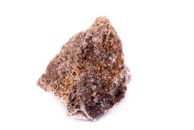 在白色背景上的宏观矿物矿物