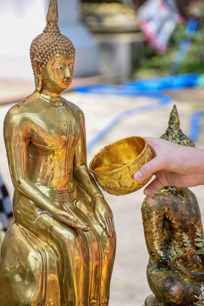 泰国泼水节，给佛像洗澡。
